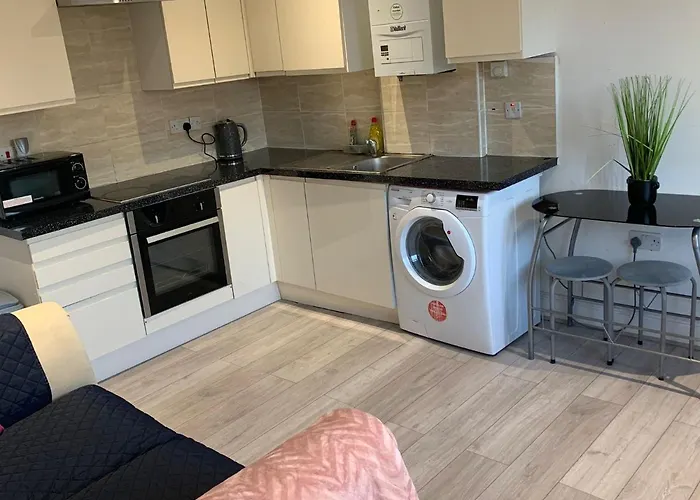 R J 2 Bedroom