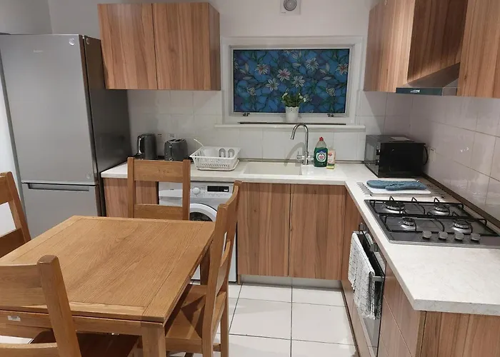 Cosy North Kensington Family Apartment For 4 Persons - Children Stay Free Netflix In All Bedrooms Close To Underground And Overground Stations - Very Convenient For Wembley Stadium London