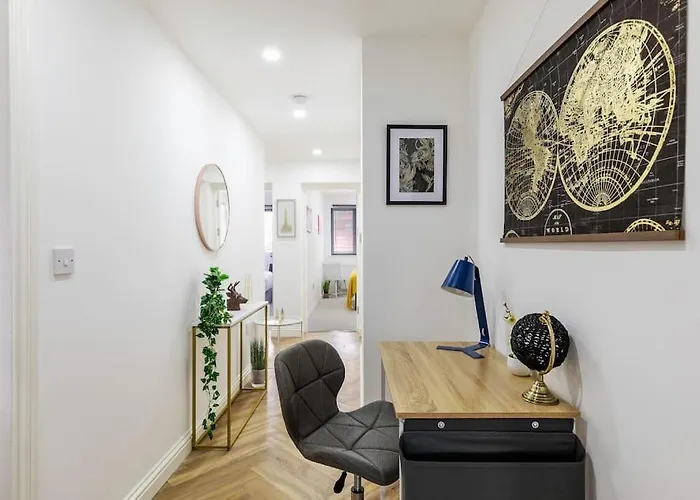 4Bed 11 Occupancy Large Flat Elizabeth Line West London Flat Free Parking