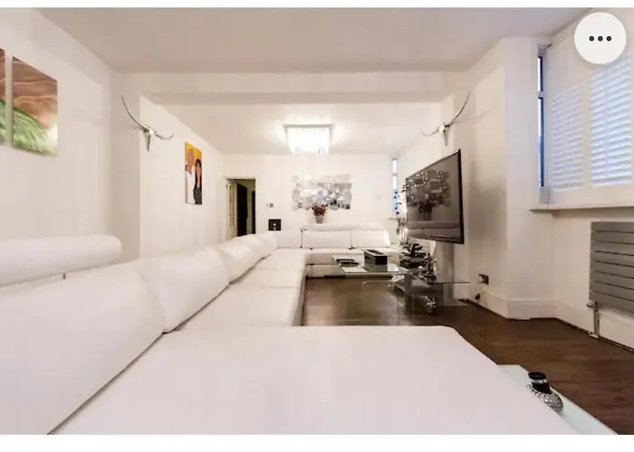 4 Bed Flat - Sleeps 14 - Parking - Game Room -Wifi London