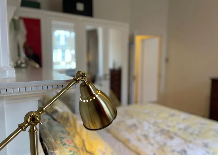 10 Min To The Heart Of - Zone 2 - Charming 2 Bed
