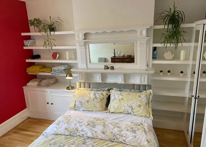 10 Min To The Heart Of - Zone 2 - Charming 2 Bed