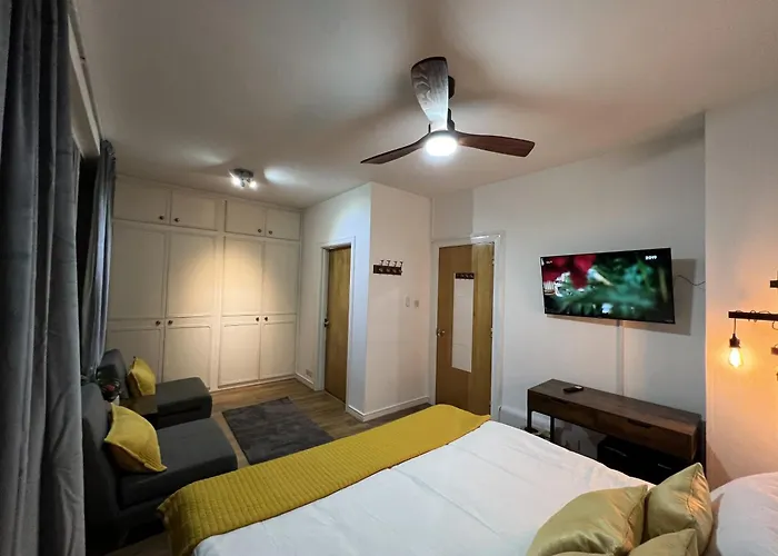 Top Floor Room In Baker St Londra