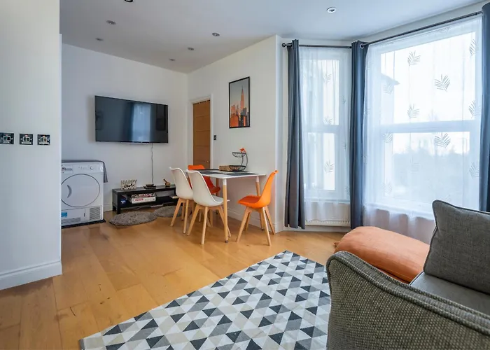 Woodside Gardens Luxury Properties Near Alexandra Palace, Tottenham Stadium & Drumsheds