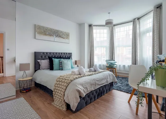 Woodside Gardens Luxury Properties Near Alexandra Palace, Tottenham Stadium & Drumsheds