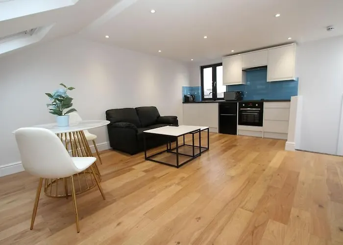Amazing Loft One Bedroom - E17 Village