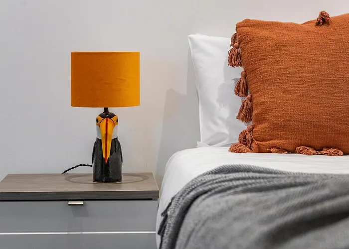 Luxurious 2 Bedroom - Apartment - Sleeps 6 London