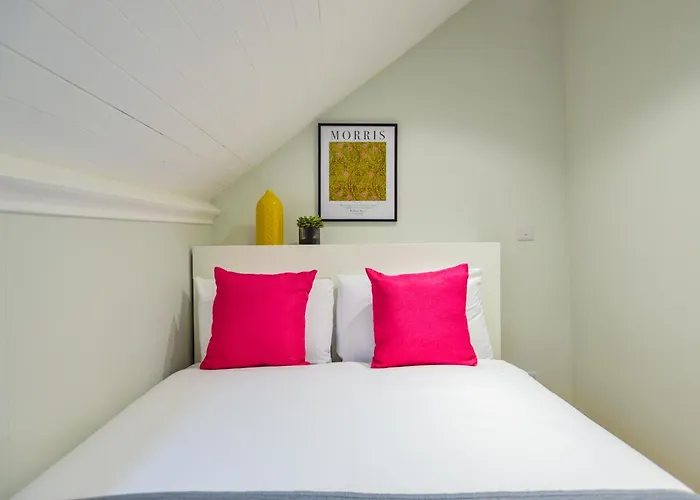 Split Level Studio At West Hampstead By Concept Apartments