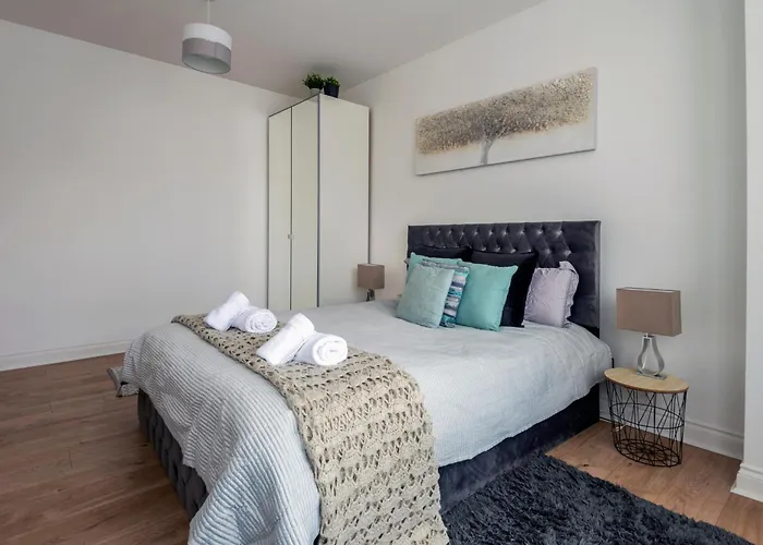 Woodside Gardens Luxury Properties Near Alexandra Palace, Tottenham Stadium & Drumsheds London