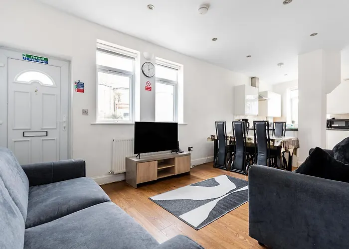 Clapham Common Sleeps 10 Free Parking For 4 Cars And Vans 2 Bed 2 Bath 5 Min To Metro Zone 2