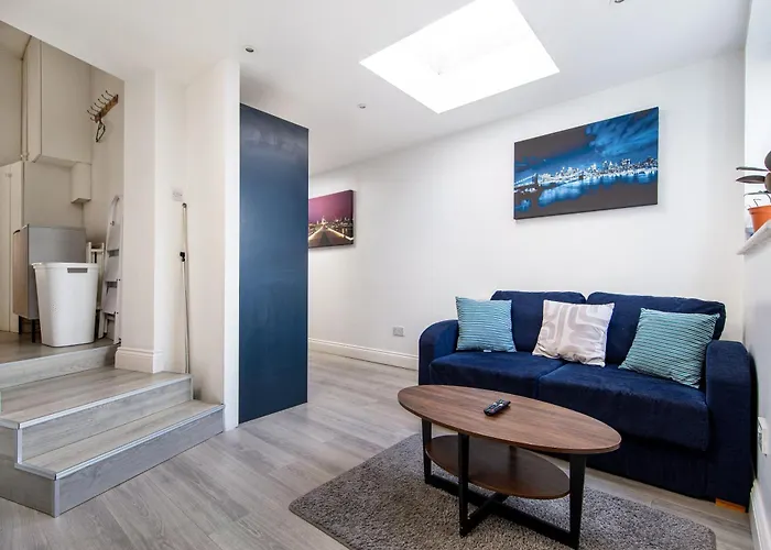 Cosy Underground Oasis: Central London Gateway