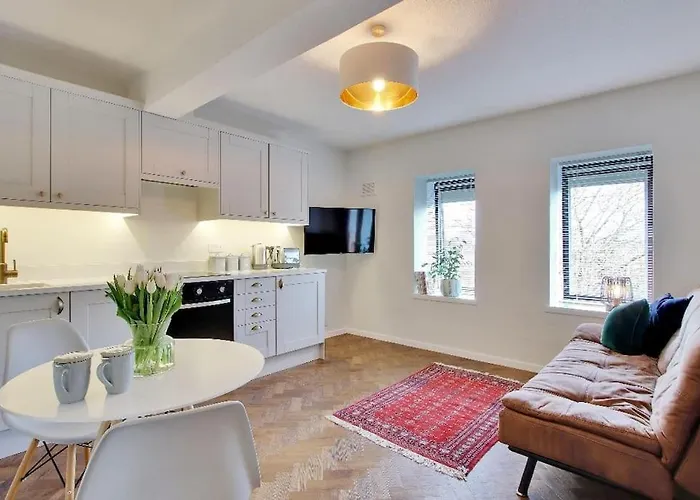 Chic 2-Bed , Free Wi-Fi And Parking