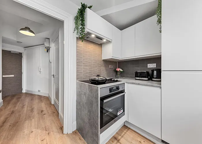 1 Bedroom Apt By Regal Realms Short Lets & Serviced Accommodation Central London 2 Mins From Paddington Station