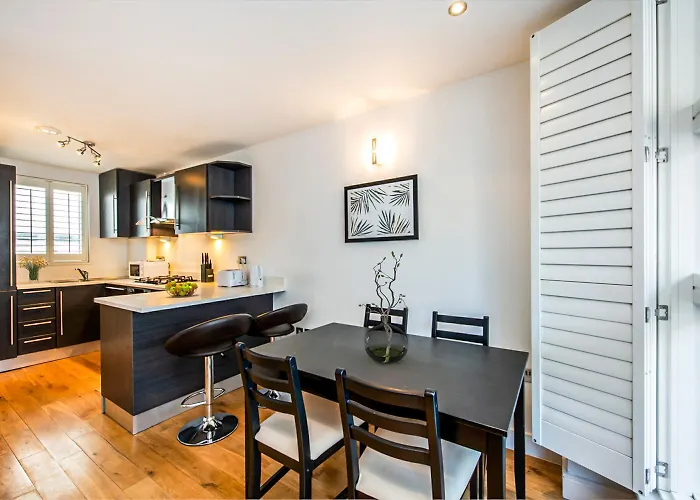 2 Bed Flat In Clapham Common
