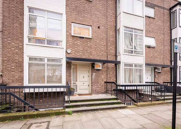 Luxury 6 Bedroom House In Southwick Street