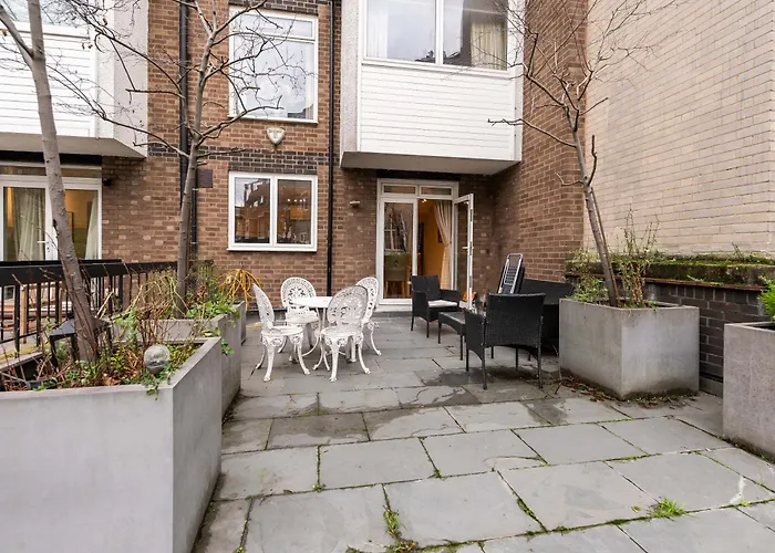 Luxury 6 Bedroom House In Southwick Street