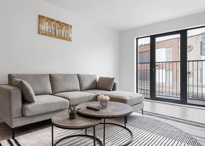 Three Bedroom In Heart Of Central Mr4