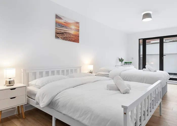 Three Bedroom In Heart Of Central Mr4