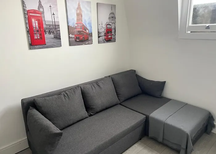 2 Bed In Central On 3Rd Floor - Newly Refurbished - No Lift