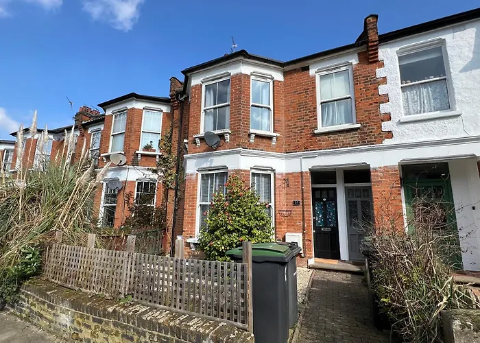 2 Bedroom Flat 10 Min Walk To Tube