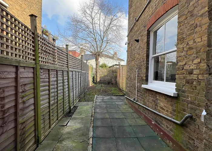 2 Bedroom Flat 10 Min Walk To Tube