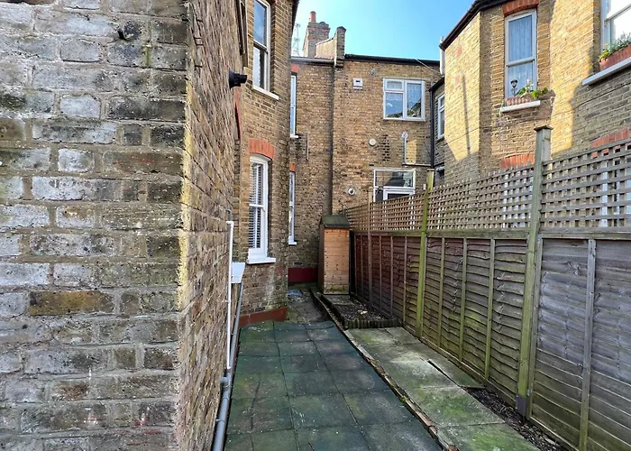 2 Bedroom Flat 10 Min Walk To Tube