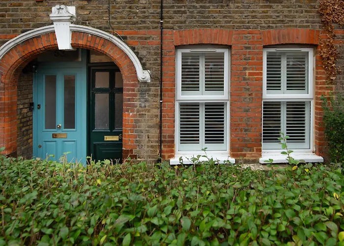 Victorian 2 Bedroom Flat, King Beds, Free Wifi, Near Shops & Transport, E17