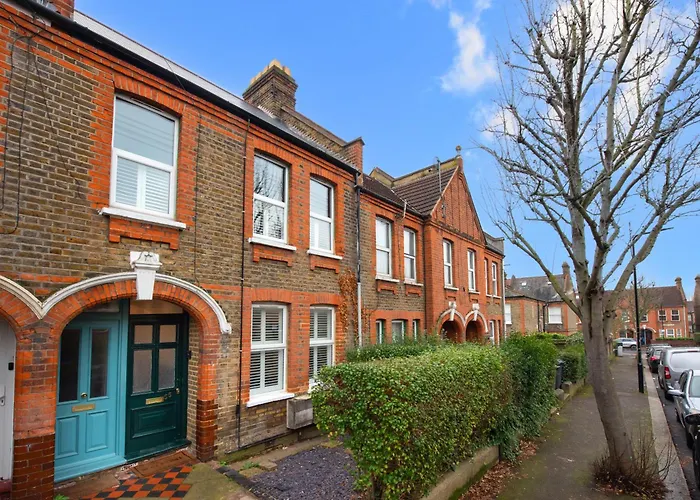 Victorian 2 Bedroom Flat, King Beds, Free Wifi, Near Shops & Transport, E17