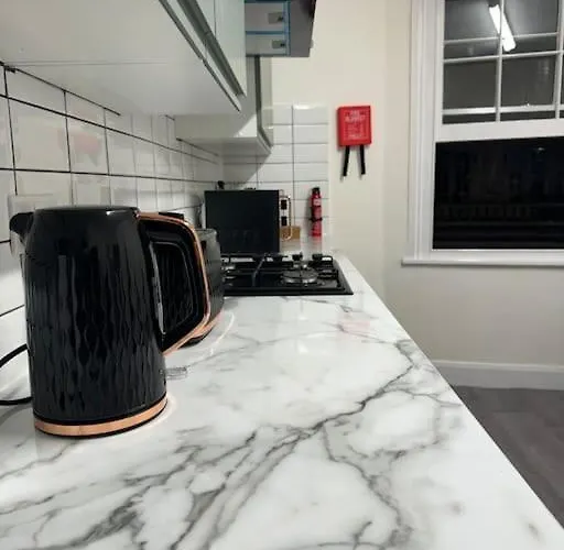 4 Bedroom Entire Flat, Kings Cross Road
