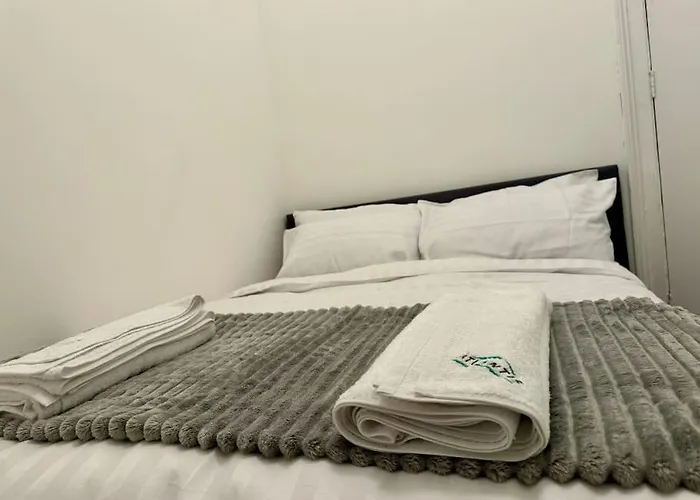 4 Bedroom Entire Flat, Kings Cross Road