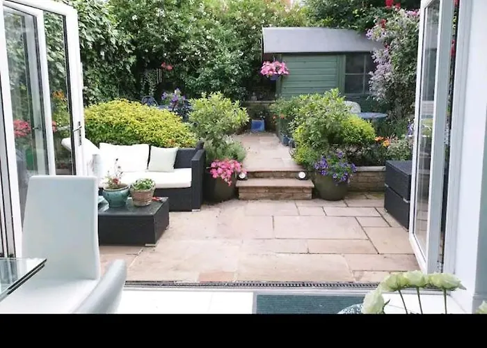 , Upmarket, Wimbledon & Southfields; Beside Tube
