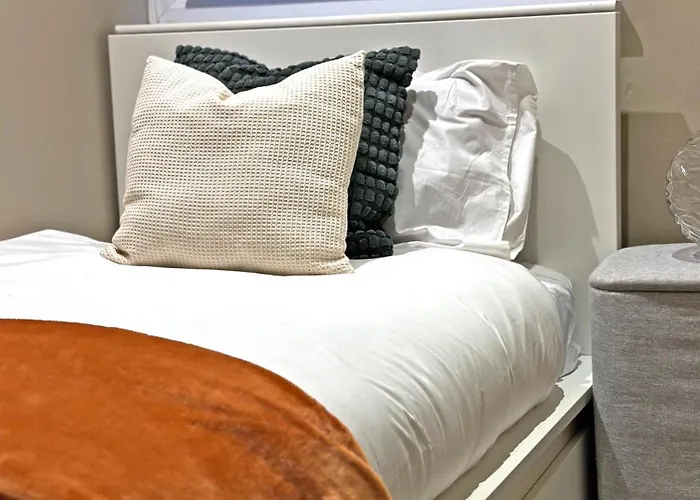 Oikoshomes Three Bedroom Flat In London