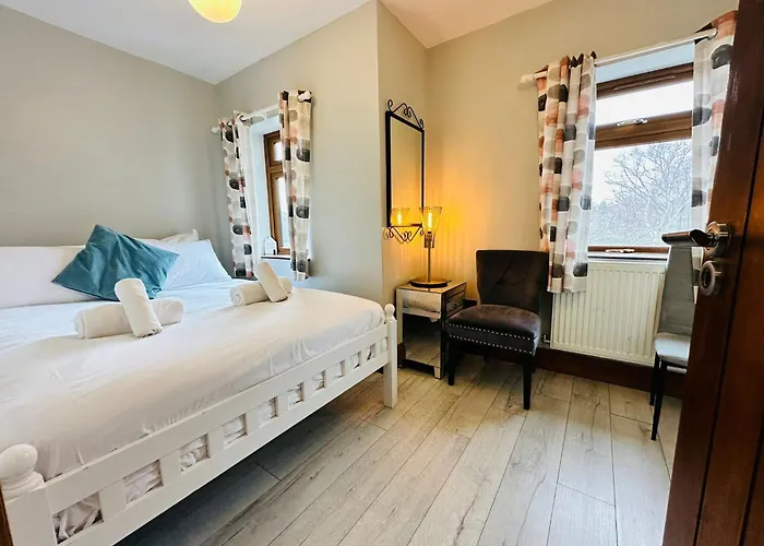 Spacious 6 Bed Residence In Wembly, London