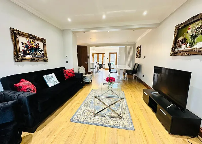 Spacious 6 Bed Residence In Wembly, London