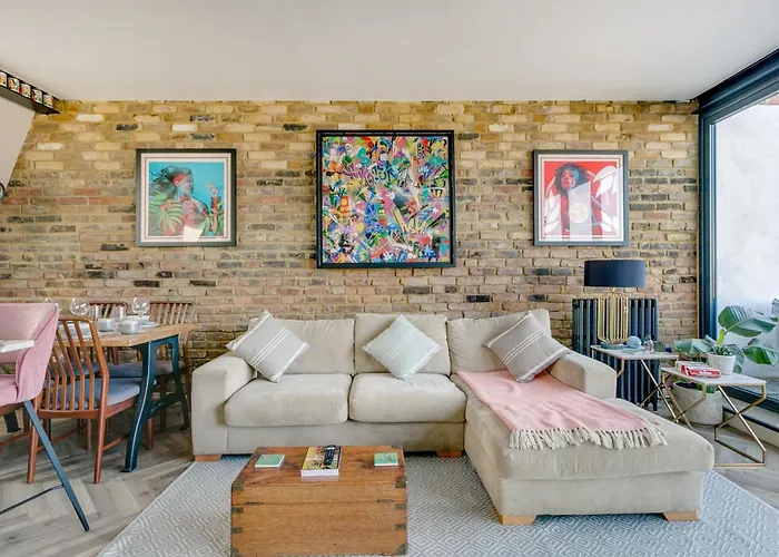 Stylish 2 Bed Flat With Balcony Great Views Nrtube