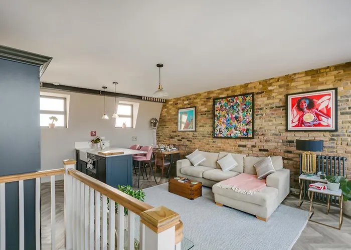 Stylish 2 Bed Flat With Balcony Great Views Nrtube