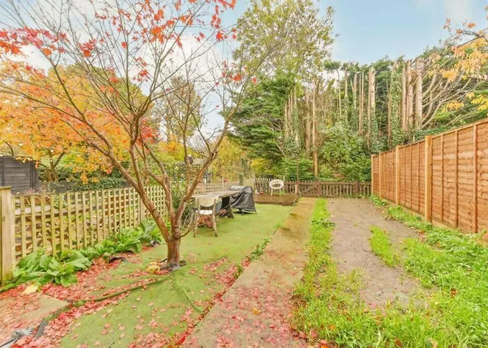 Oikoshomes Three Bedroom Flat In London