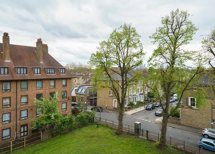Lovely Apartment In Victoria Park Village