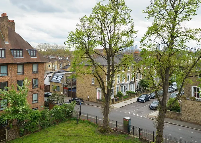 Lovely Apartment In Victoria Park Village