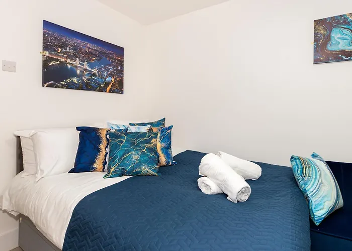 Cozy Ground-Floor Studio, Excellent City Access Londra