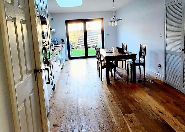 Contemporary 3 Bed House With Spacious Garden Close To Stratford & Canary Wharf
