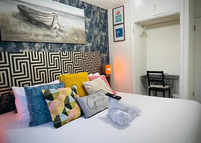 R2 Superking Sized Bed & 65" Tv On The Wall In Clapham Apartment London