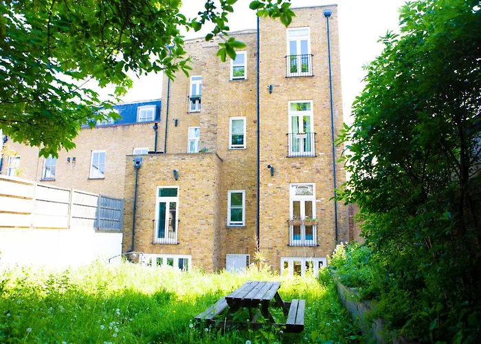 Hidden Retreat With Steam Room, King Bed Near Tube