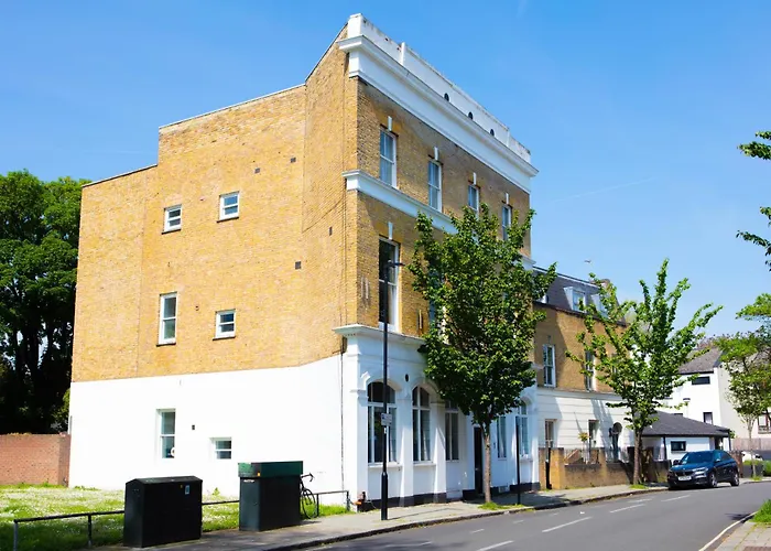Hidden Retreat With Steam Room, King Bed Near Tube
