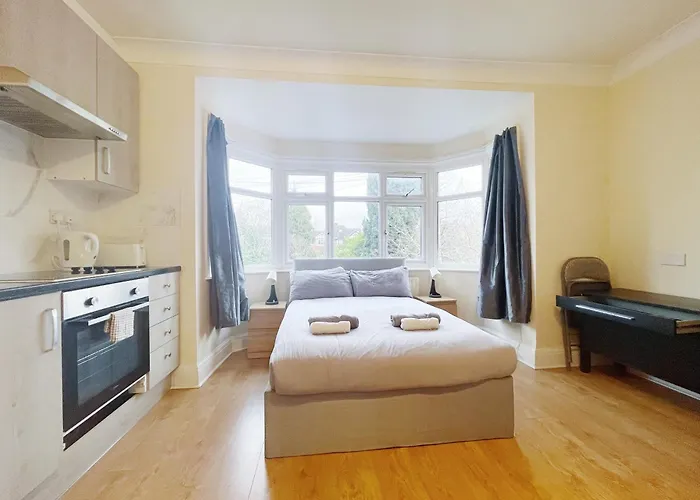 Large Cosy Property 15Min From Central London