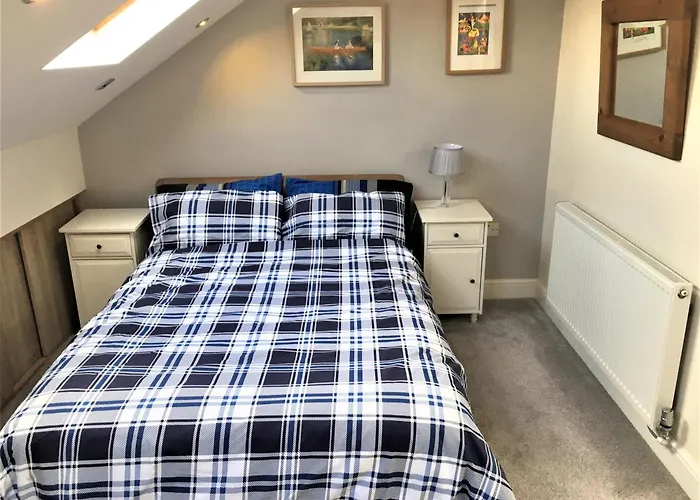 Period Apartment Near River Thames