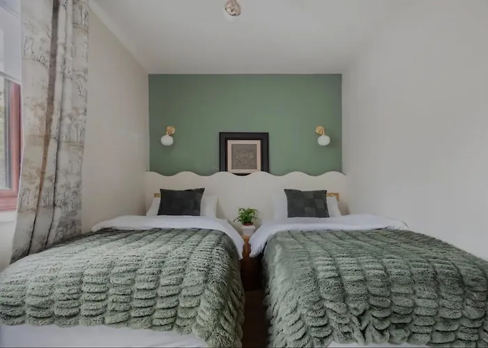 Spring Stays Cosy 2-Bed Residence With Free Parking London