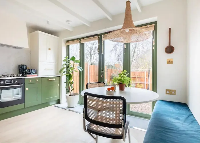 Spring Stays Cosy 2-Bed Residence With Free Parking London