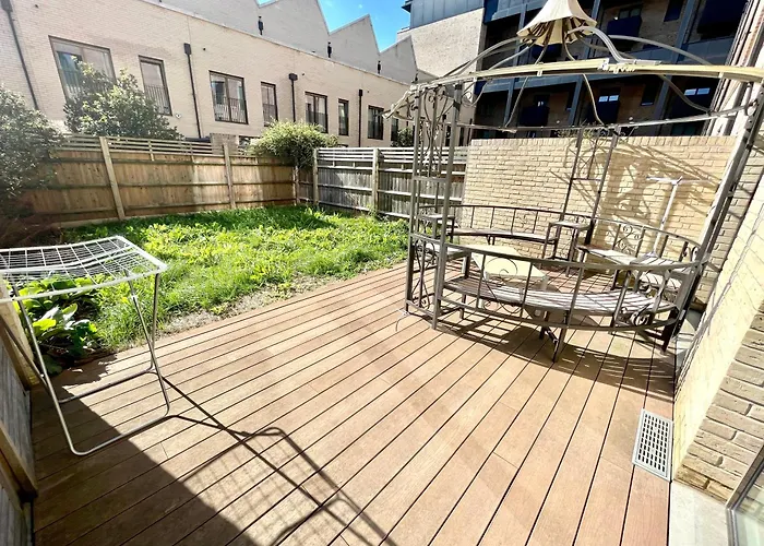 London Stratford Luxury House: Spacious Garden Retreat Near Westfield
