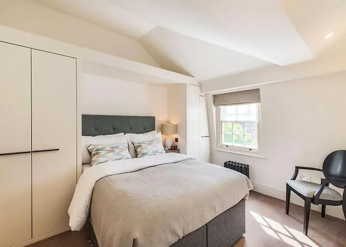 Elegantly Designed Belgravia Townhouse Apartment London